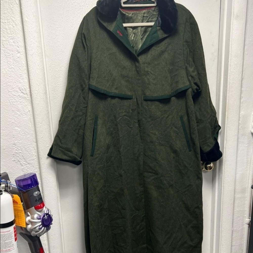 Vintage  Olive Green Trench Coat with Black fur Accents Flawed 💎